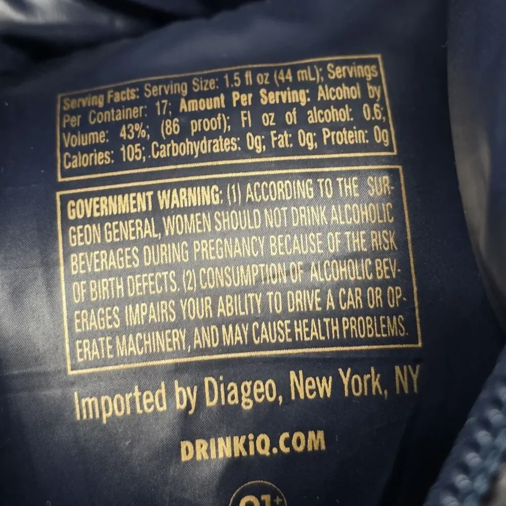 Johnnie Walker Blue Label Ice Chalet Limited Edition Puffer Bag  New with Tags